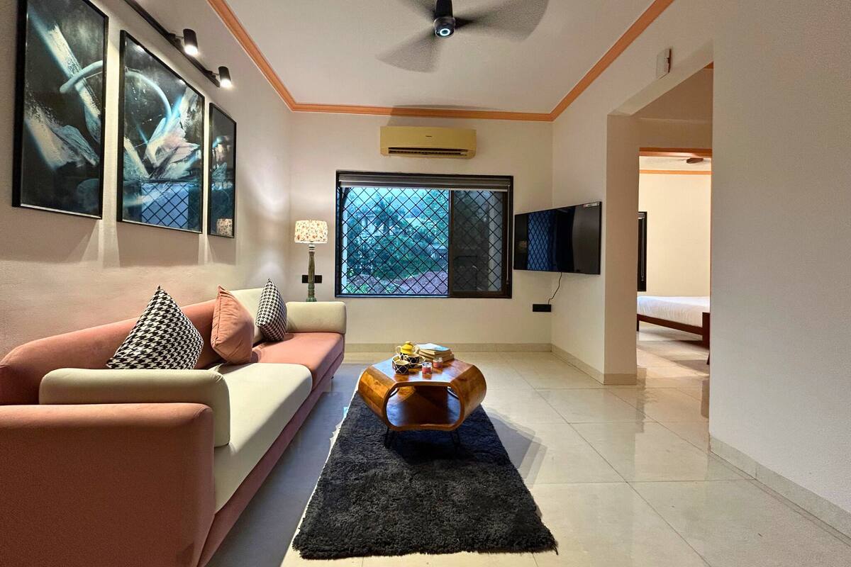 Apartamento Deluxe, 2 habitaciones, no fumadores, Aire acondicionado | Zona de estar | Smart TV de 40 pulgadas con canales digitales