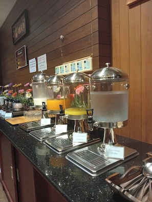 Petit déjeuner buffet (250 THB par personne)