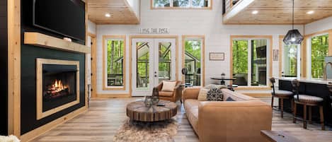 Televisión, chimenea y oficina