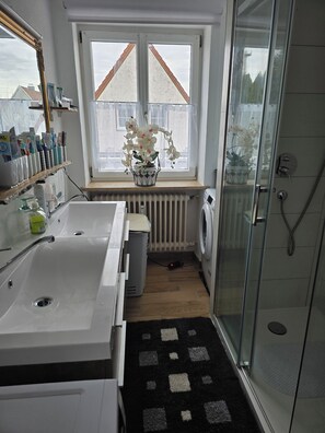 Shower, hair dryer, towels, soap - Mel's house. (Mindelheim)