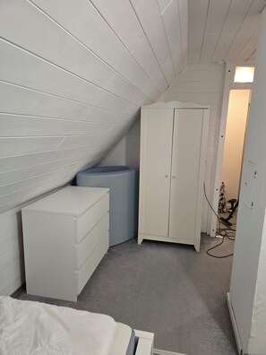 5 bedrooms, iron/ironing board, Internet, bed sheets - Mel's house. (Mindelheim)