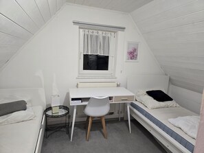 5 bedrooms, iron/ironing board, Internet, bed sheets - Mel's house. (Mindelheim)