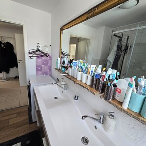 Dusch, hårtork, handdukar och tvål