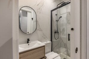 Een douche, een haardroger, handdoeken