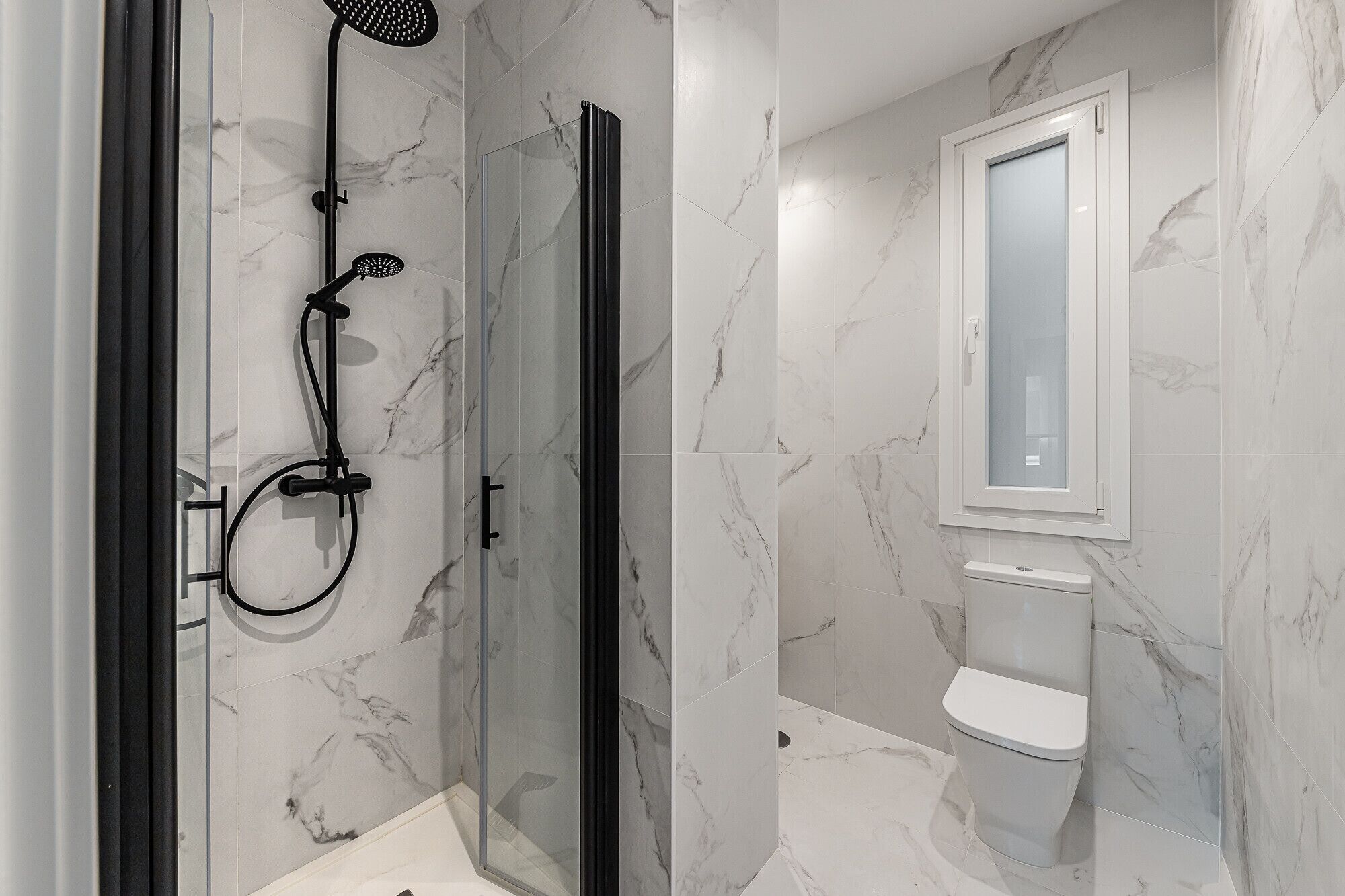 Ducha, secador de pelo y toallas