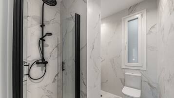 Regadera, secadora de cabello, toallas