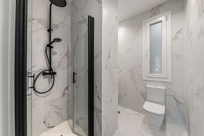 Douche, sèche-cheveux, serviettes fournies