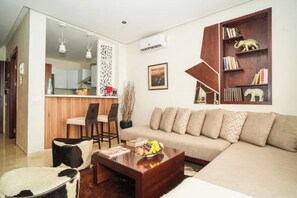 Smart TV, books - Domaine d'Anfa | Luxurious Appt | Pool & Sea (Casablanca)