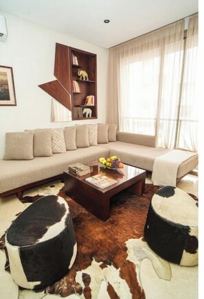 Smart TV, books - Domaine d'Anfa | Luxurious Appt | Pool & Sea (Casablanca)