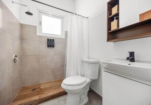 Een douche, handdoeken, shampoo