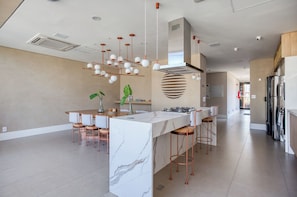 Keittoastiat/astiat/ruokailuvälineet