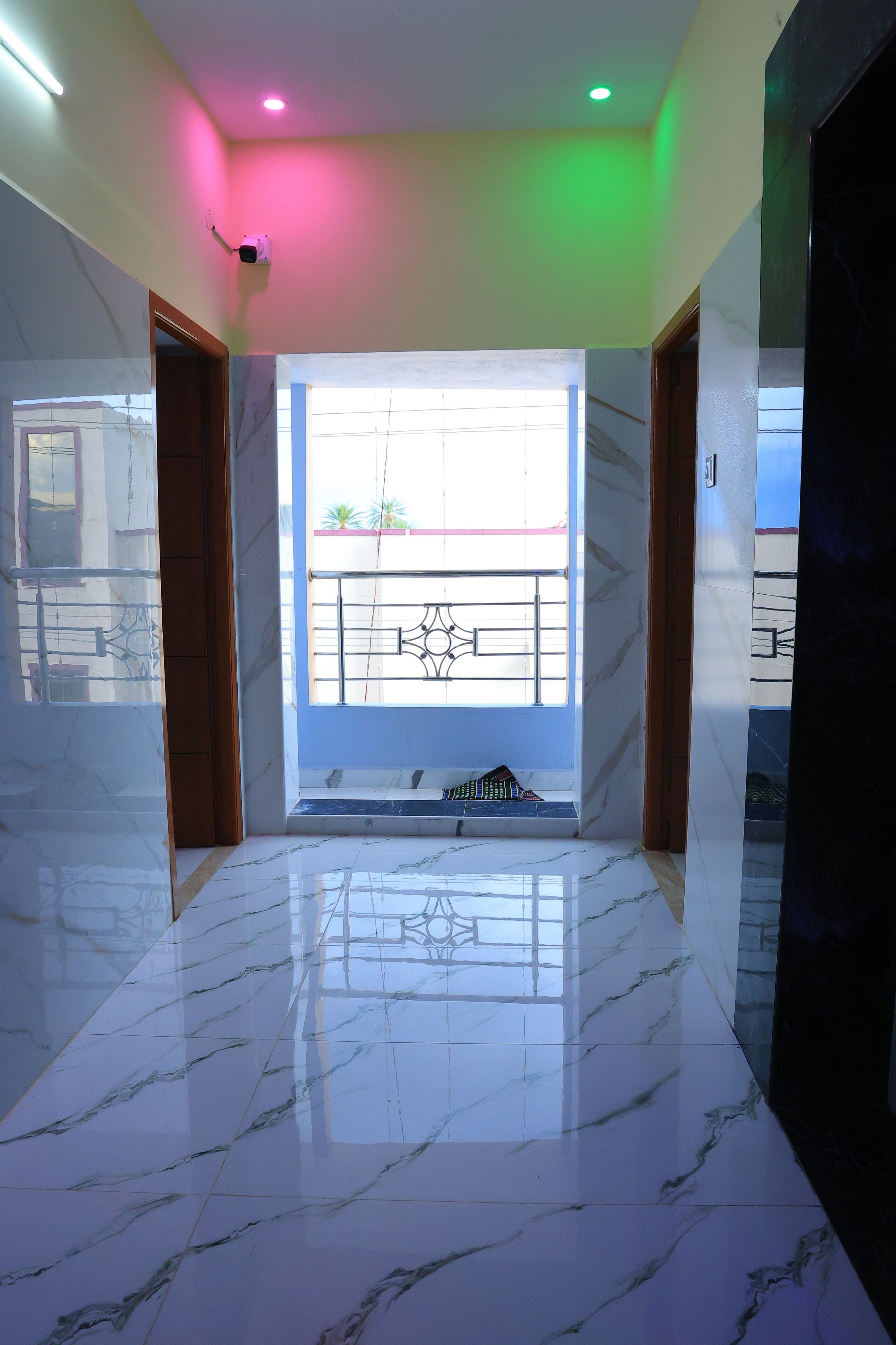 Superior Triple Room, City View | Living area