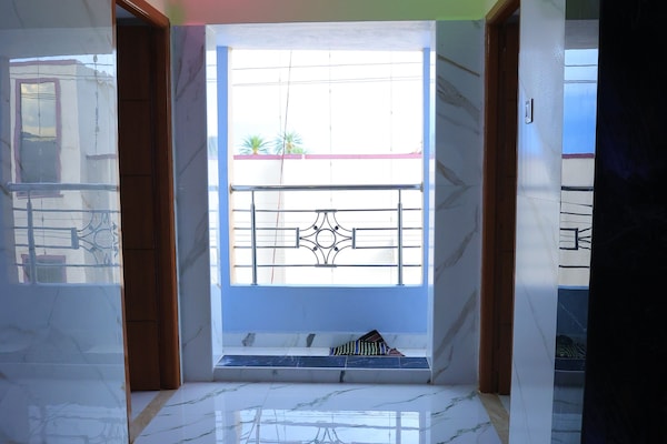 Habitación triple superior, vistas a la ciudad | Zona de estar