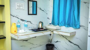 Deluxe Quadruple Room | Private kitchen