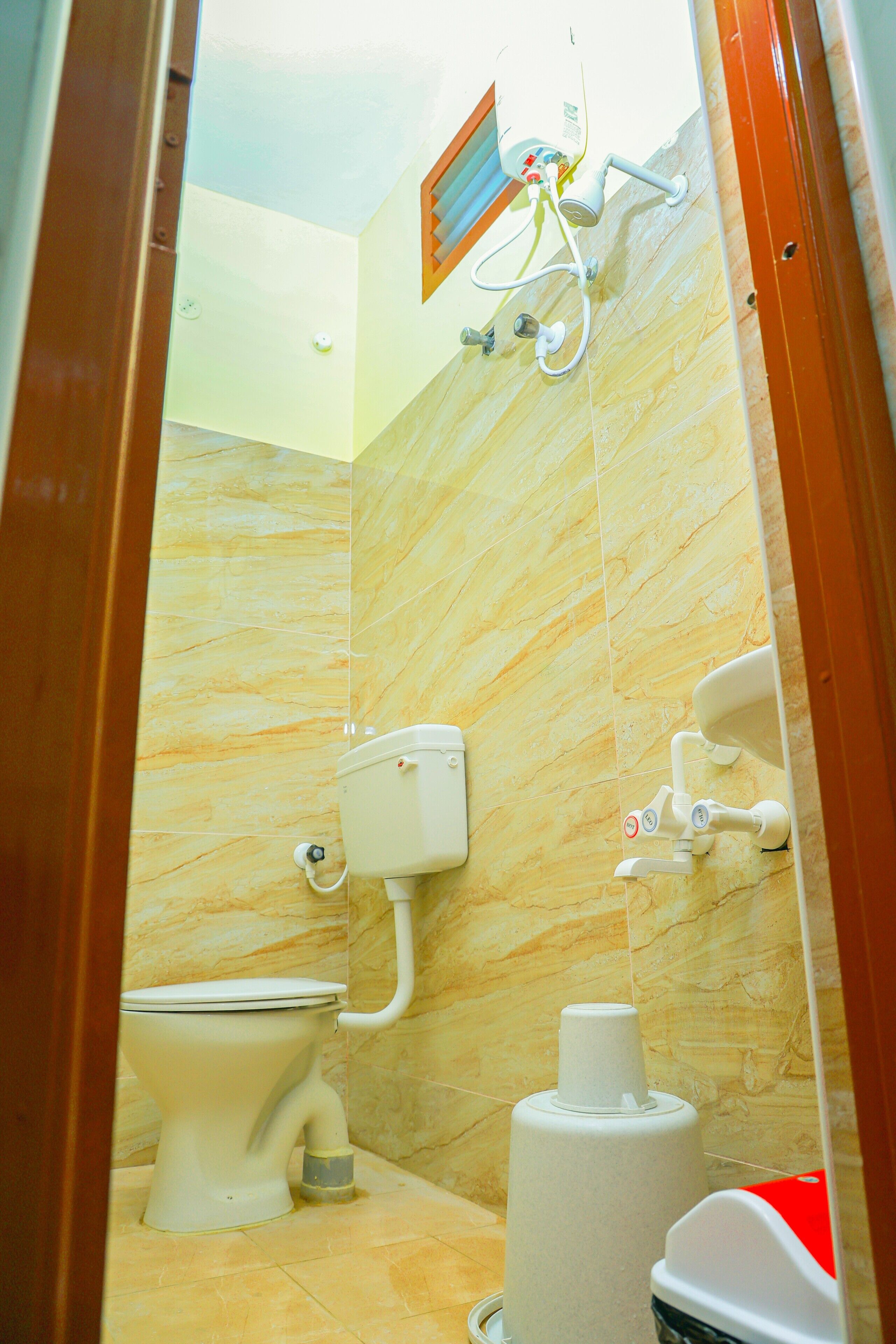 Un baño con inodoro, bidé y ducha.