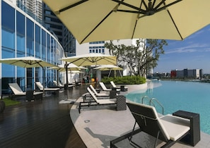 حمّام سباحة خارجي