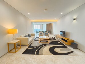 Individually decorated, individually furnished, desk, laptop workspace - UH FLAT HOTELS & RESORTS PINETREE (Iskandar Puteri)