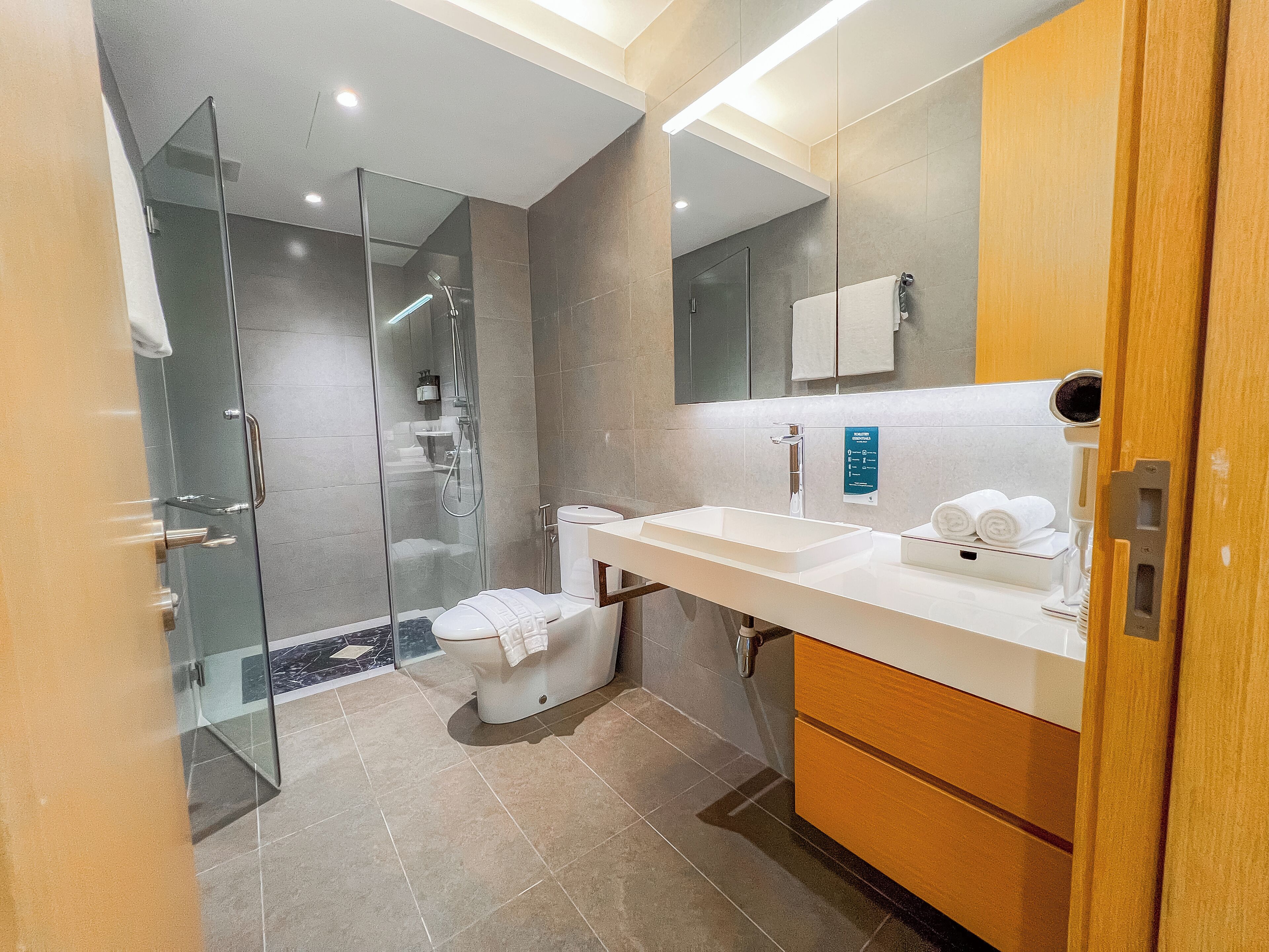 Haartrockner, Handtücher, Shampoo, Toilettenpapier