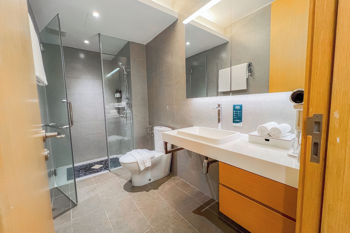 Haartrockner, Handtücher, Shampoo, Toilettenpapier