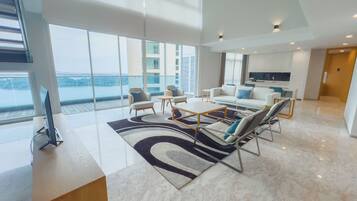 PENTHOUSE 4 BEDROOM DUPLEX | Individuell dekoriert, individuell eingerichtet, Schreibtisch