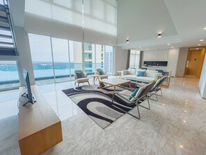 PENTHOUSE 4 BEDROOM DUPLEX | Individuell dekoriert, individuell eingerichtet, Schreibtisch