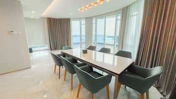 PENTHOUSE 3 BEDROOM | Dapur peribadi | Peti sejuk mini, ketuhar gelombang mikro