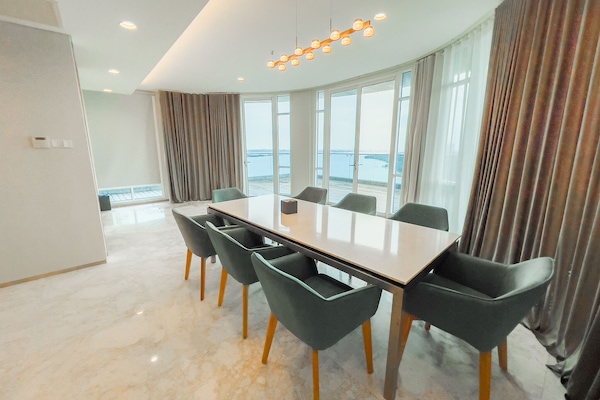 PENTHOUSE 3 BEDROOM | Private kitchen | Mini-fridge, microwave, cookware/dishes/utensils
