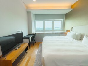 BOTANIC SUPERIOR 2 BEDROOM KING | Individuell dekoriert, individuell eingerichtet, Schreibtisch