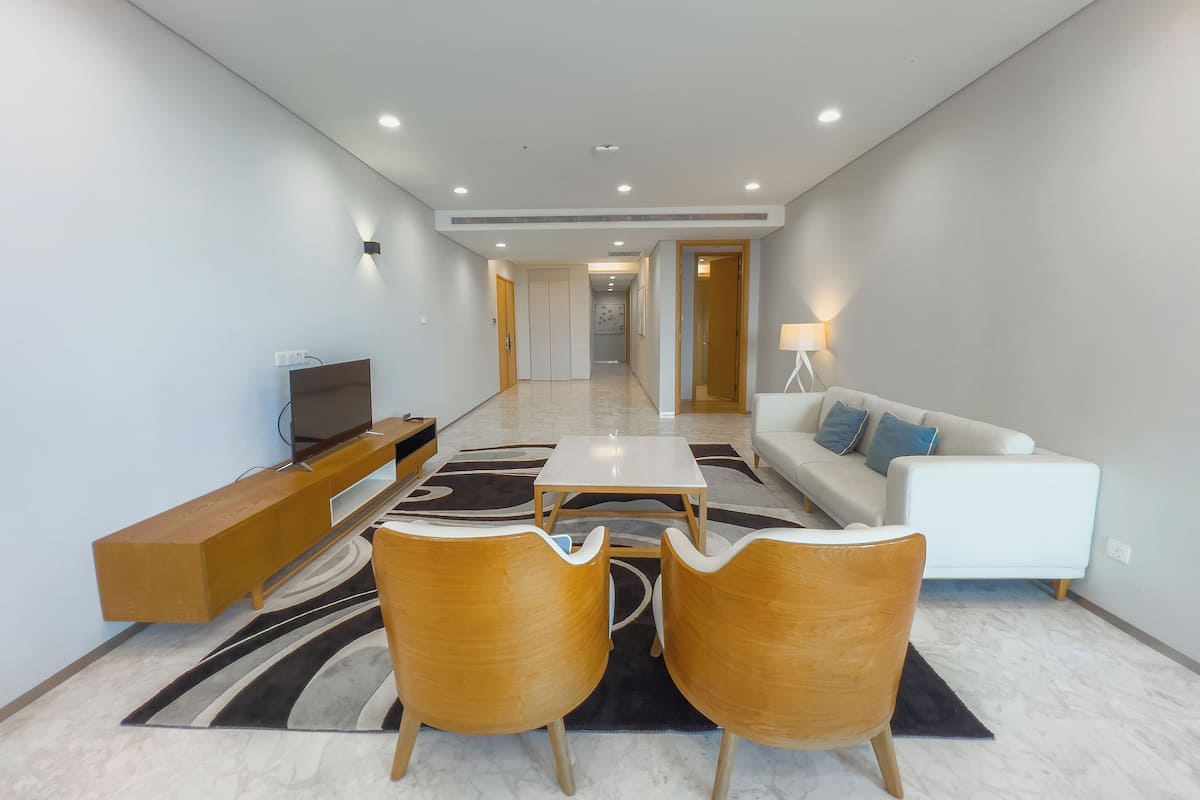 PENTHOUSE 3 BEDROOM | Individuell dekoriert, individuell eingerichtet, Schreibtisch