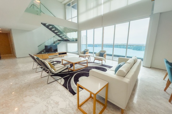 PENTHOUSE 4 BEDROOM DUPLEX | Individuelt dekorert, individuelt innredet og skrivebord