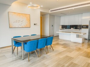 Mini-fridge, microwave, cookware/dishes/utensils - UH FLAT HOTELS & RESORTS PINETREE (Iskandar Puteri)