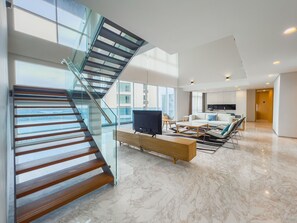 PENTHOUSE 4 BEDROOM DUPLEX | Individuell dekoriert, individuell eingerichtet, Schreibtisch