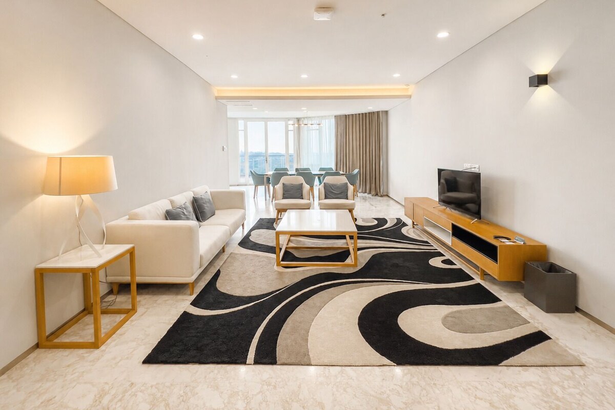 PENTHOUSE 3 BEDROOM | Desk, laptop workspace, blackout drapes, iron/ironing board