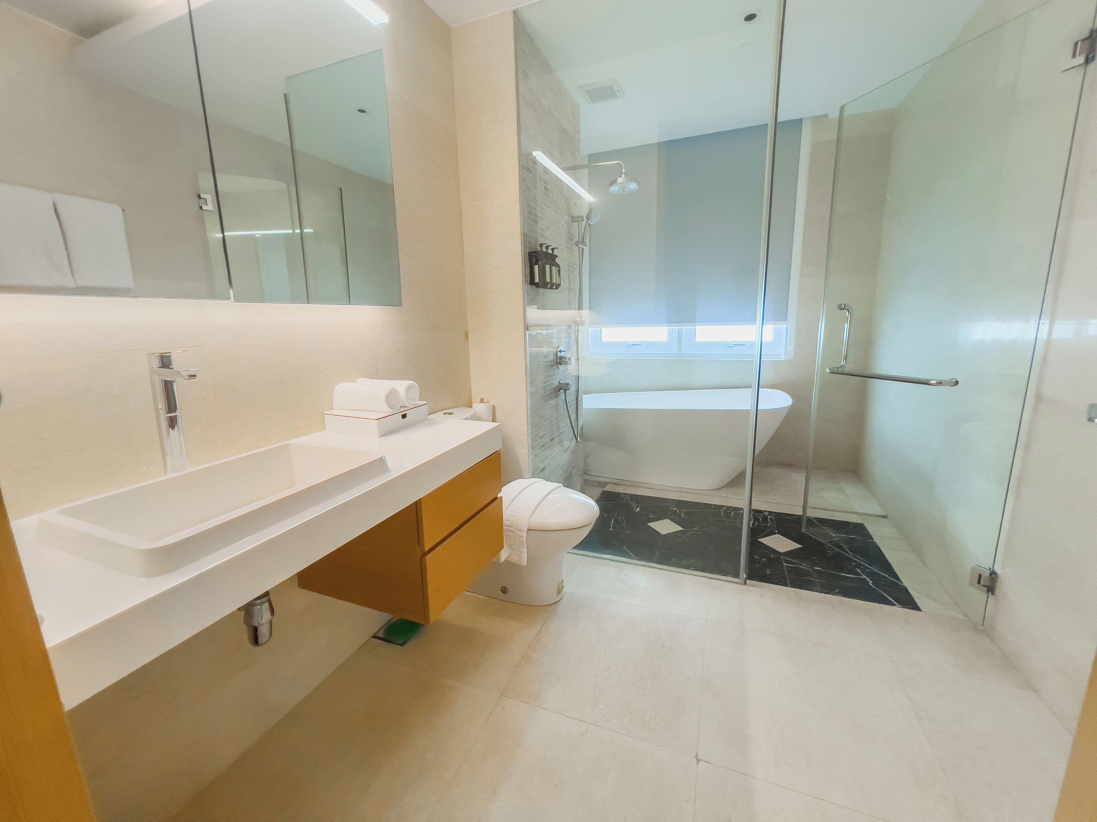 WATERFRONT 2 BEDROOM | Badezimmer | Haartrockner, Handtücher, Shampoo, Toilettenpapier