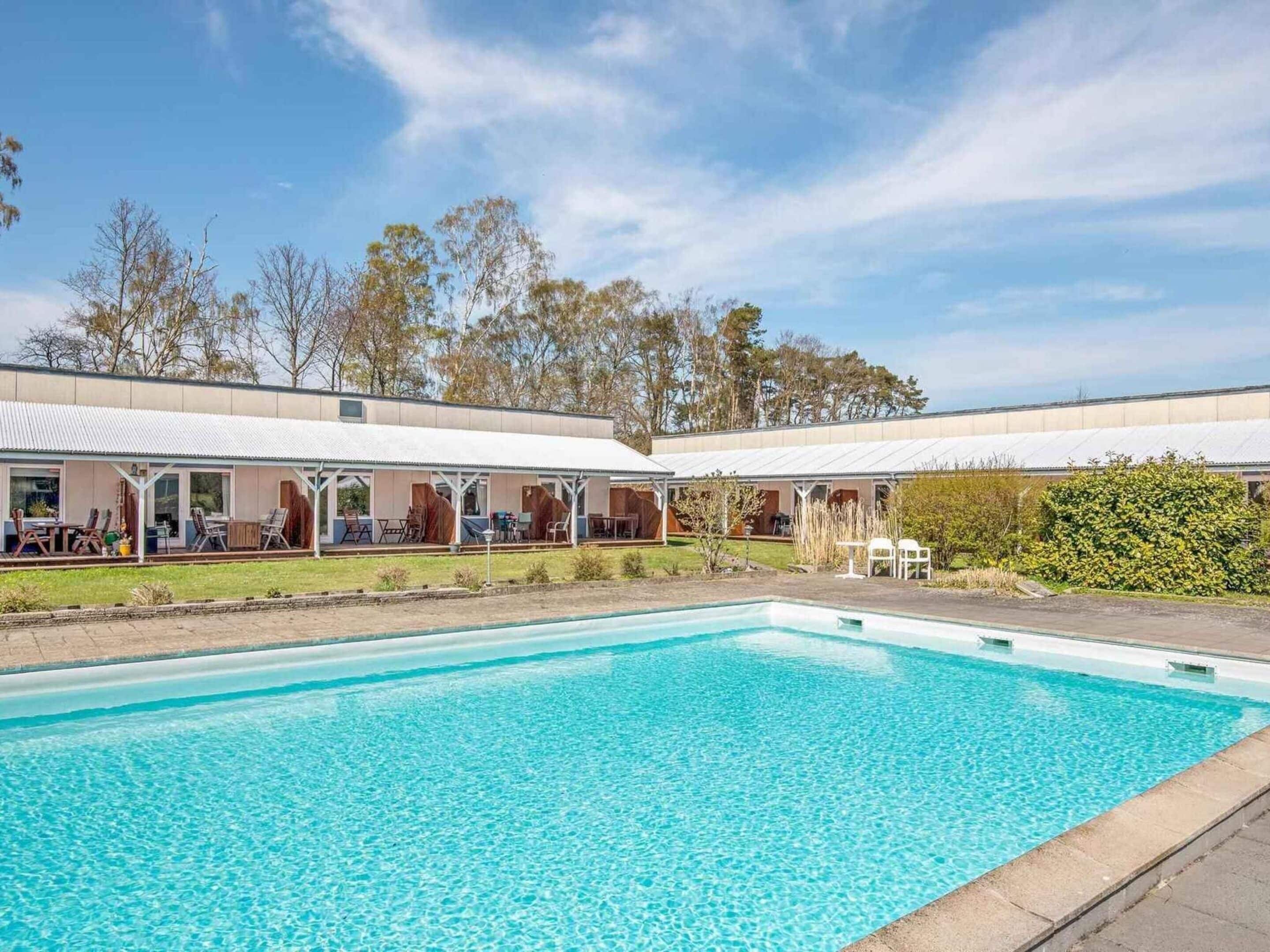 Casa | Piscina | Una piscina cubierta, una piscina al aire libre