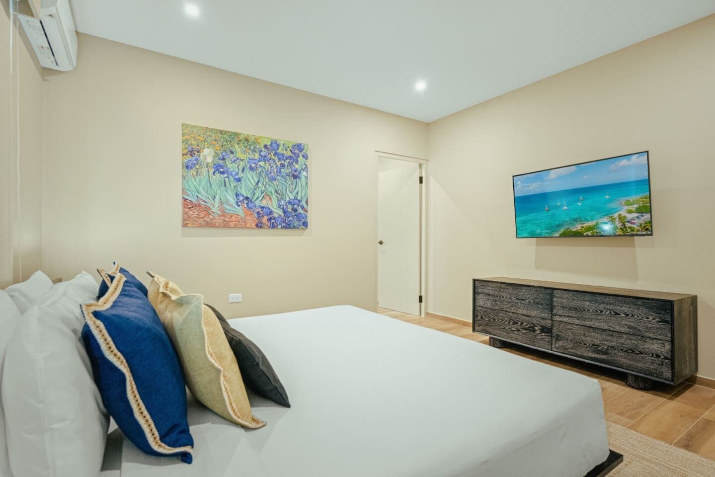 3 slaapkamers, een bureau, een strijkplank/strijkijzer, reisbedje