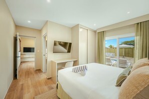 3 habitaciones, escritorio y tabla de planchar con plancha 
