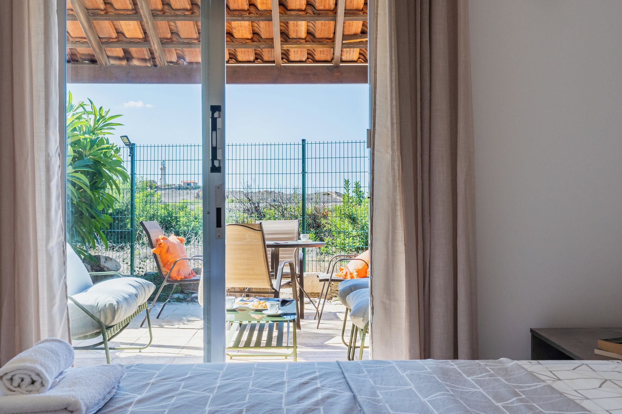 Een strijkplank/strijkijzer, wifi, beddengoed