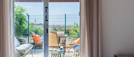 Een strijkplank/strijkijzer, wifi, beddengoed