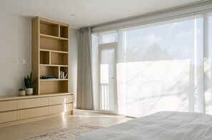 مكواة/لوح كي وخدمة الإنترنت وملاءات أسرّة