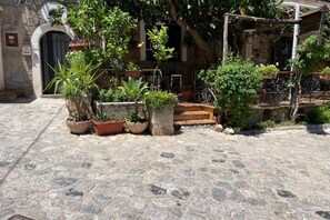 المنطقة المحيطة بالمنشأة