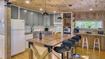 Fridge, microwave, stovetop, dishwasher