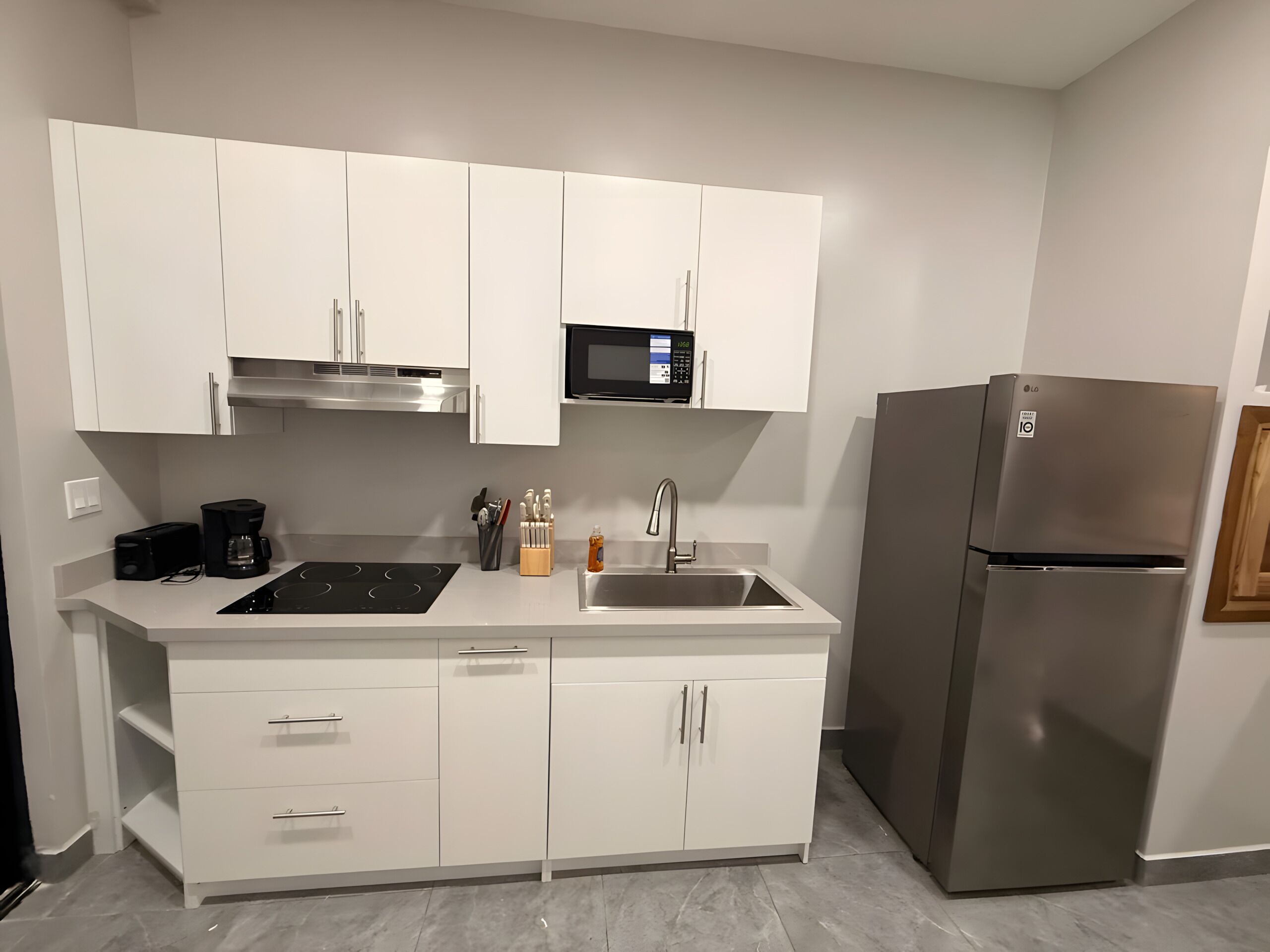 Kühlschrank, Mikrowelle, Ofen, Herdplatte