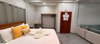 MeMe’s Place – Honeycreeper