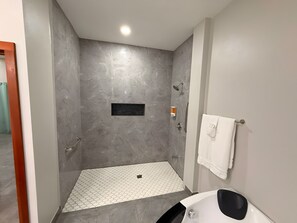 Jetted bath, hair dryer, towels, soap - MeMe’s Place – Honeycreeper (Placencia)