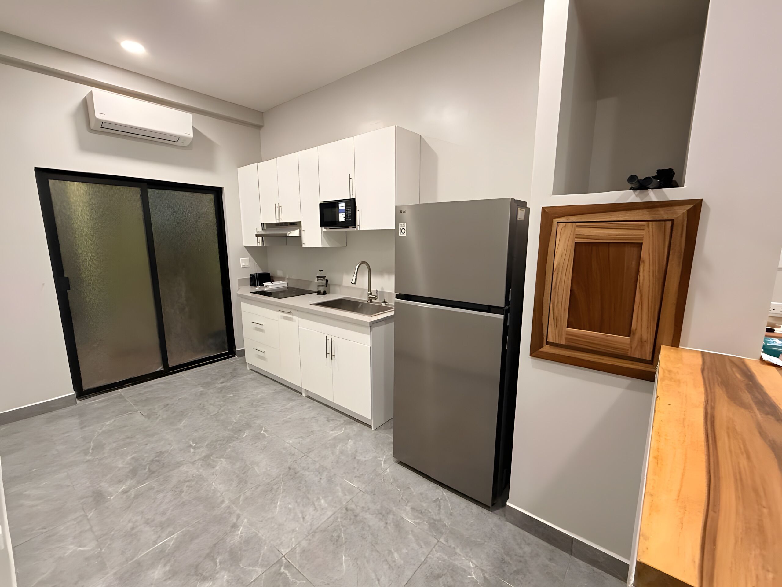 Réfrigérateur, four à micro-ondes, un four, surface de cuisson