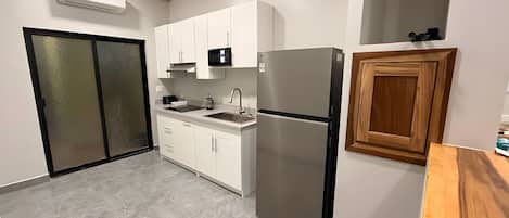 Frigorífico, microondas, horno y placa de cocina