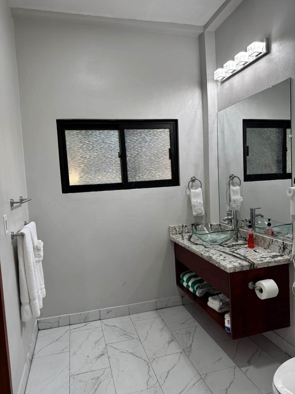 Dusche, Haartrockner, Handtücher, Seife