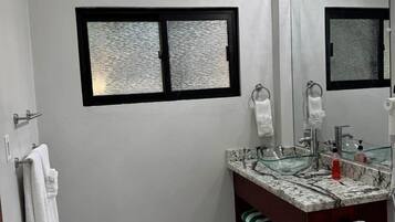 Suihku, hiustenkuivaaja, pyyhkeet, saippua