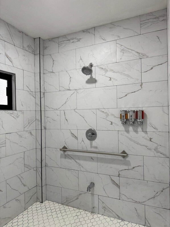 Dusche, Haartrockner, Handtücher, Seife